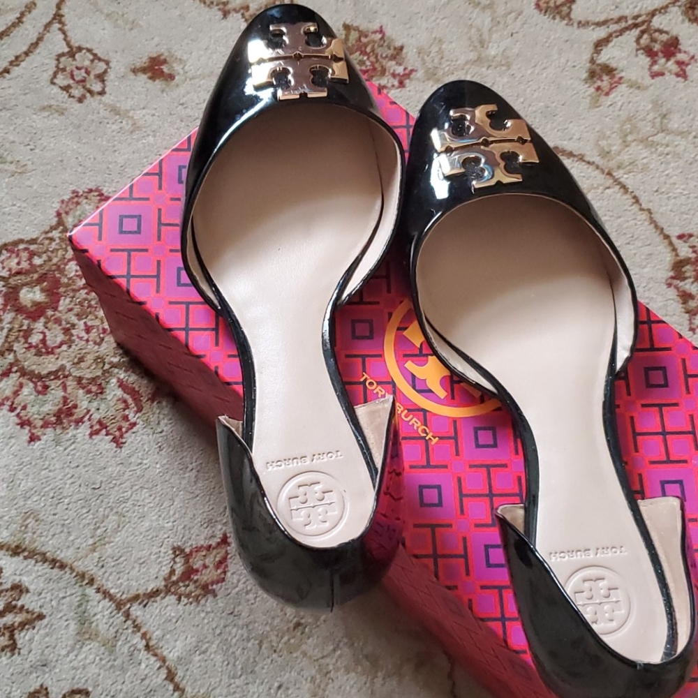 Black patent shoes, in excellent condition.